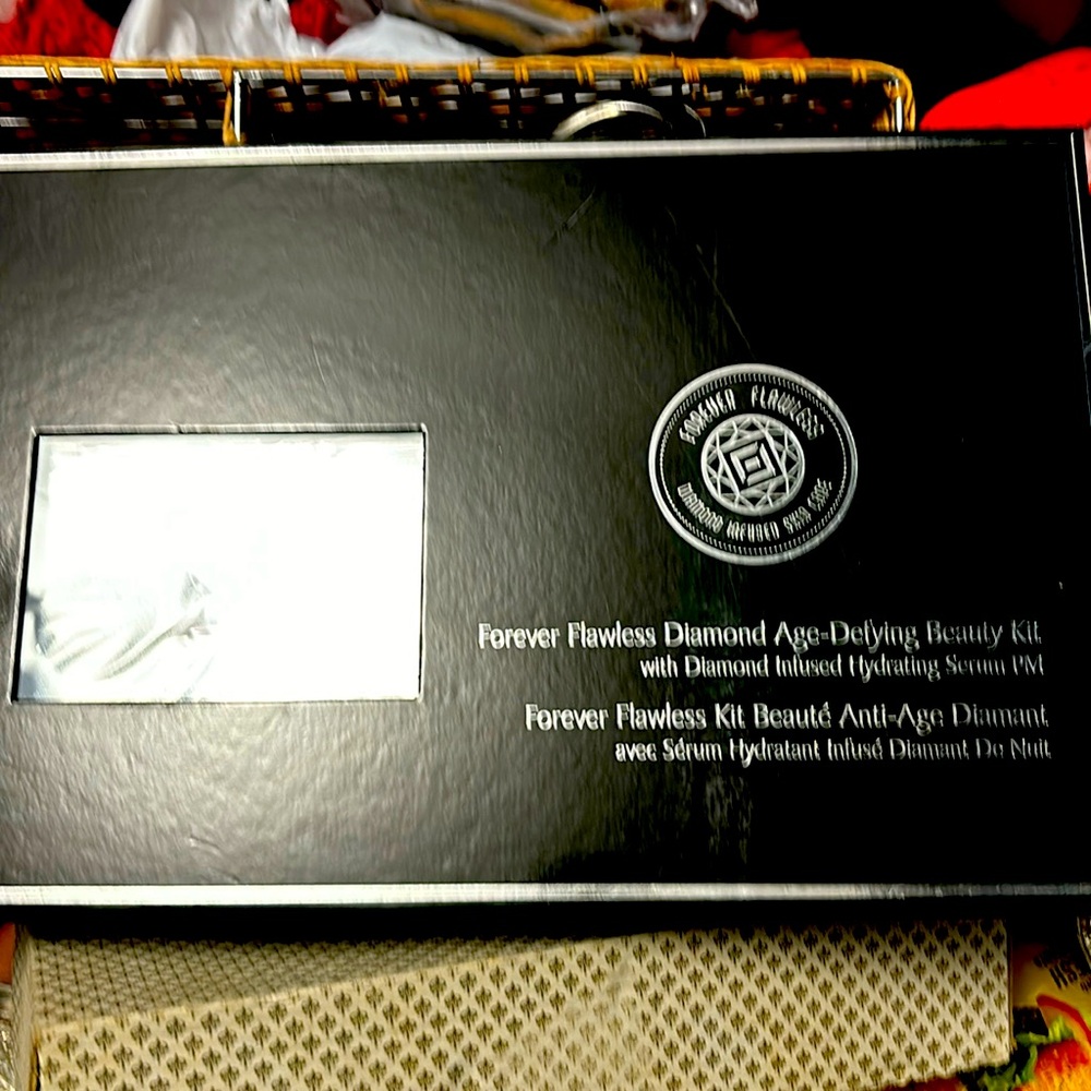 Forever Flawlwss Diamond Age Defying Beauty Kit with Diamond Hydrating Setum PM